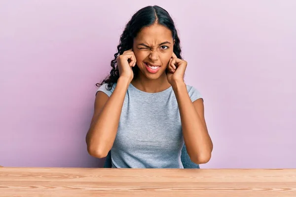 Giovane Ragazza Afroamericana Indossa Abiti Casual Seduti Sul Tavolo Coprendo — Foto Stock