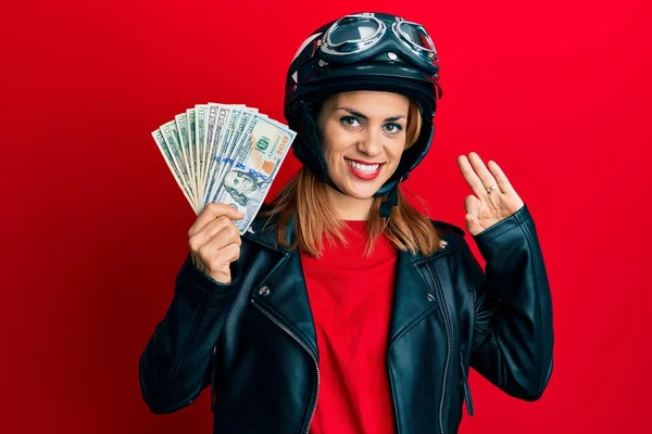 Mujer Joven Hispana Con Casco Motocicleta Sosteniendo Dólares Haciendo Signo —  Fotos de Stock