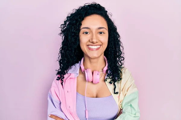 Mulher Hispânica Jovem Com Cabelo Encaracolado Vestindo Roupas Ginástica Usando — Fotografia de Stock