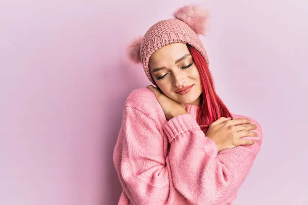 Mujer Caucásica Joven Con Suéter Lana Sombrero Invierno Abrazándose Feliz —  Fotos de Stock