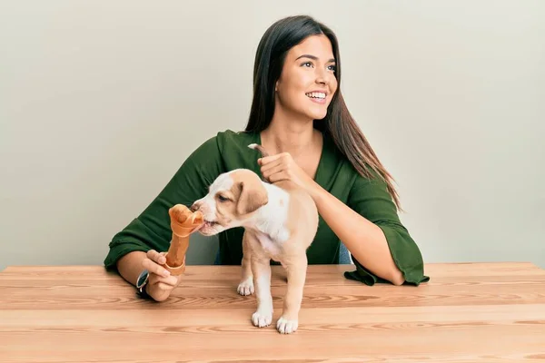 Genç Spanyol Kız Mutlu Gülümsüyor Köpekle Oynuyor Izole Beyaz Arka — Stok fotoğraf