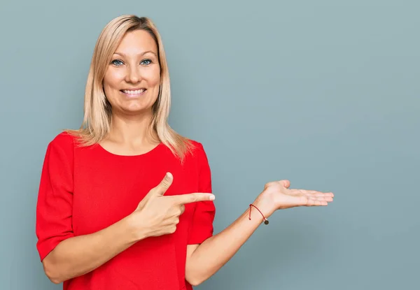 Medelålders Kaukasiska Kvinna Bär Casual Kläder Förvånad Och Ler Mot — Stockfoto