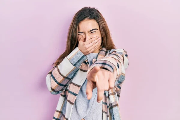 Joven Chica Caucásica Vistiendo Ropa Casual Riéndose Señalando Con Dedo — Foto de Stock