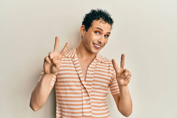 Bonito Homem Vestindo Maquiagem Vestindo Camisa Casual Sorrindo Olhando Para — Fotografia de Stock