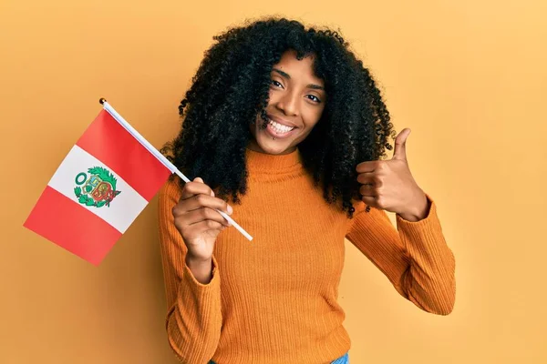 African American Woman Afro Hair Holding Peru Flag Smiling Happy — Foto de Stock