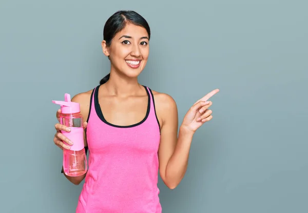 Hermosa Asiático Joven Deporte Mujer Usando Sportswear Beber Botella Agua —  Fotos de Stock