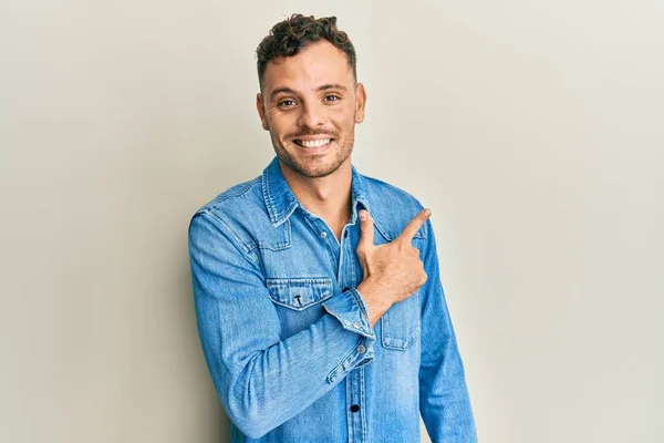 Jovem Hispânico Vestindo Roupas Casuais Sorrindo Alegre Apontando Com Mão — Fotografia de Stock