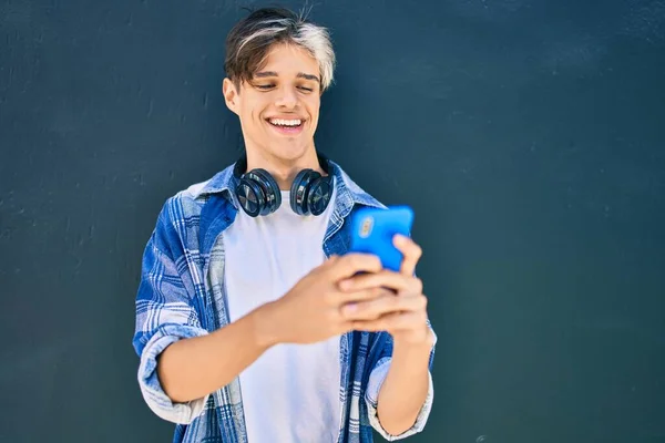 Joven Hombre Hispano Sonriendo Feliz Usando Teléfonos Inteligentes Auriculares Ciudad —  Fotos de Stock