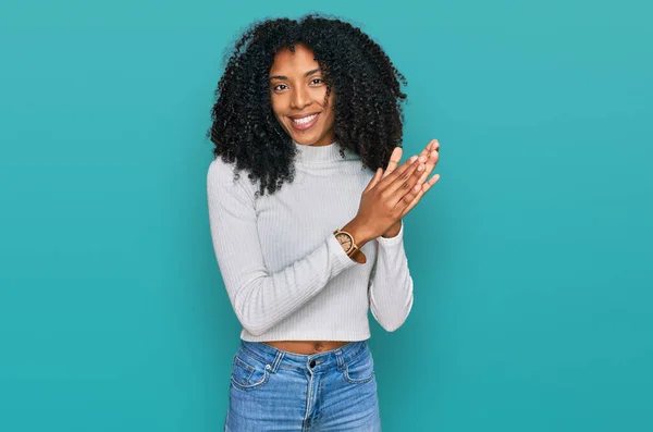 Jovem Afro Americana Vestindo Roupas Casuais Batendo Palmas Aplaudindo Feliz — Fotografia de Stock