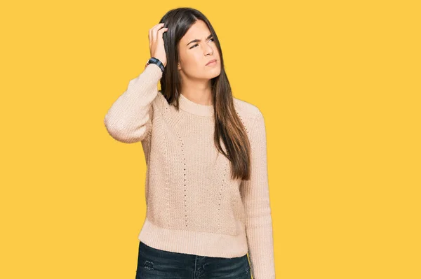 Mujer Morena Joven Con Suéter Invierno Casual Confundir Preguntarse Acerca —  Fotos de Stock