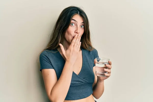 Jonge Blanke Vrouw Die Glas Water Drinkt Met Hand Haar — Stockfoto