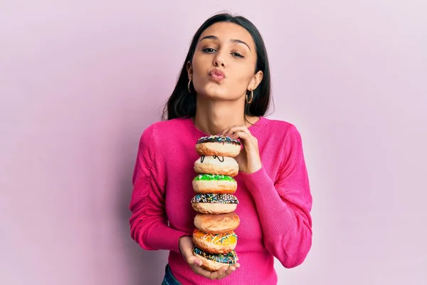 Mulher Hispânica Jovem Segurando Pilha Saborosos Donuts Coloridos Olhando Para — Fotografia de Stock