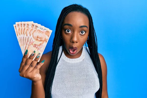 Joven Mujer Afroamericana Sosteniendo Billetes Liras Turcas Asustada Sorprendida Con —  Fotos de Stock