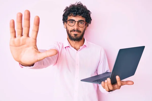 Bello Giovane Uomo Con Capelli Ricci Sopportare Lavorare Con Computer — Foto Stock