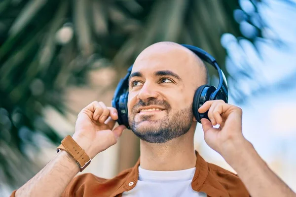 Jovem Hispânico Careca Sorrindo Feliz Usando Fones Ouvido Cidade — Fotografia de Stock