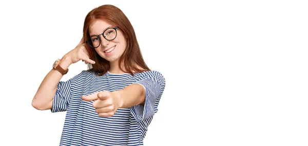Die Junge Frau Mit Legerer Kleidung Und Brille Lächelt Während — Stockfoto