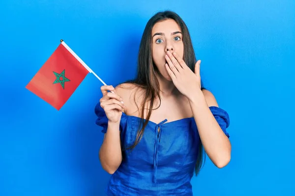 Mladý Brunetka Teenager Drží Morocco Vlajku Zakrývající Ústa Rukou Šokovaný — Stock fotografie