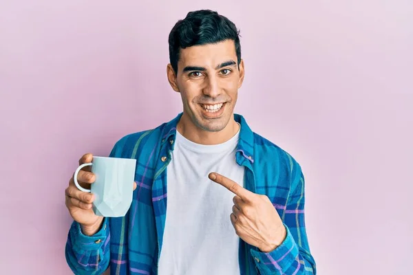 Hombre Hispano Guapo Bebiendo Una Taza Café Sonriendo Feliz Señalando — Foto de Stock