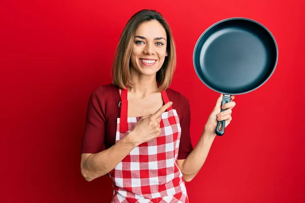 Young Caucasian Blonde Woman Wearing Cook Apron Holding Pan Smiling — ストック写真