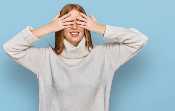 陽気で面白い手で目を覆うカジュアルな冬のセーターを着た若いアイルランドの女性 視覚障害の概念 — ストック写真