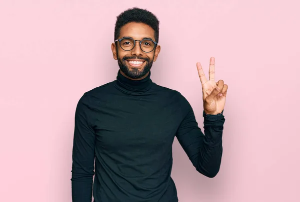 Giovane Uomo Afroamericano Indossa Abiti Casual Sorridente Con Volto Felice — Foto Stock