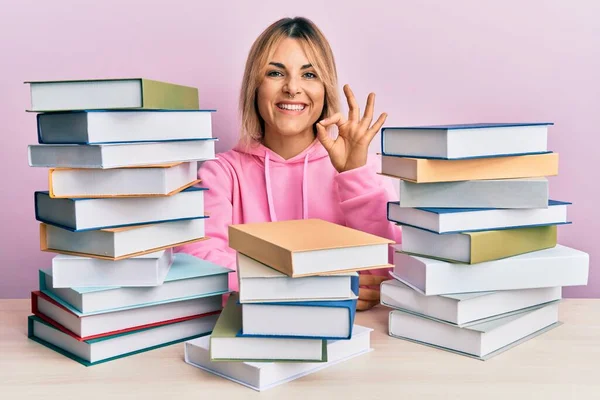 Mujer Caucásica Joven Sentada Mesa Con Libros Sonriendo Positiva Haciendo —  Fotos de Stock