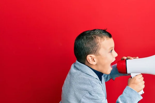 Adorable Caucasian Boy Screaming Using Megaphone Isolated Red Background — ストック写真