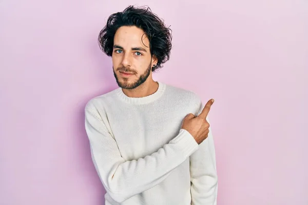 Hombre Hispano Guapo Usando Suéter Blanco Casual Apuntando Con Dedo — Foto de Stock