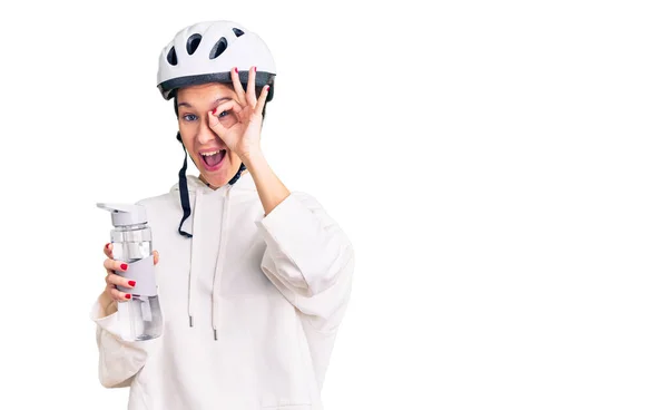 Bisiklet Kaskı Takan Elinde Şişesi Tutan Güzel Esmer Bir Kadın — Stok fotoğraf