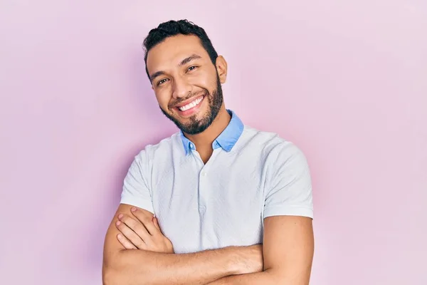 Homem Hispânico Com Barba Vestindo Casual Camiseta Branca Rosto Feliz — Fotografia de Stock
