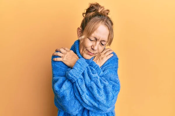 Middle Age Blonde Woman Wearing Casual Winter Sweater Hugging Oneself — Stock fotografie