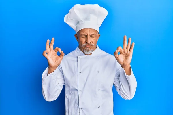 Середнього Віку Сіро Волохатий Чоловік Носить Професійну Кулінарну Форму Капелюх — стокове фото