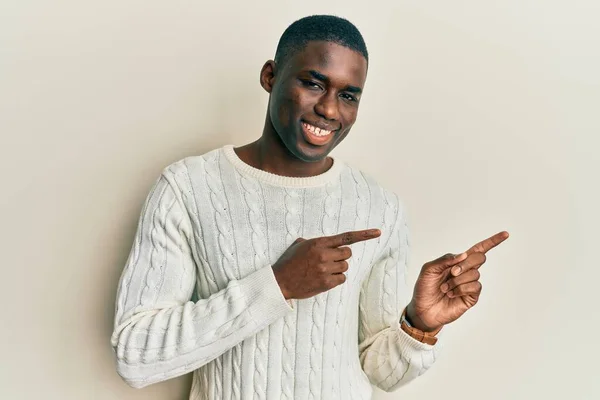 Junger Afrikanisch Amerikanischer Mann Lässiger Kleidung Lächelt Und Blickt Mit — Stockfoto