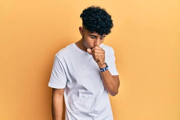 Hombre Guapo Árabe Joven Que Usa Una Camiseta Blanca Casual — Foto de Stock