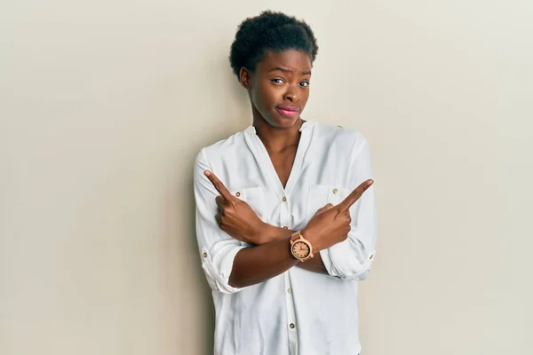 Młoda Afroamerykanka Ubrana Luźne Ubrania Wskazujące Obie Strony Palcami Inny — Zdjęcie stockowe