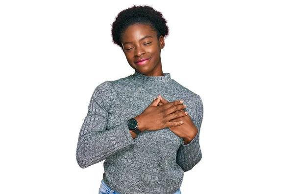 Jovem Afro Americana Vestindo Roupas Casuais Sorrindo Com Mãos Peito — Fotografia de Stock