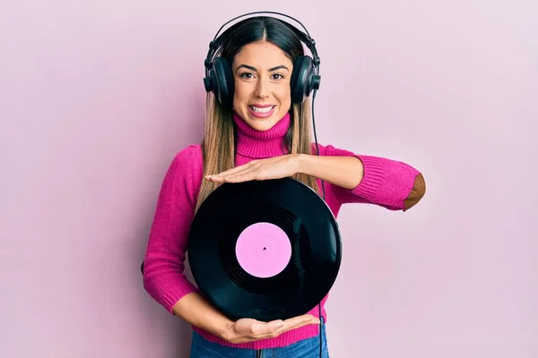 Jonge Spaanse Vrouw Die Naar Muziek Luistert Met Een Koptelefoon — Stockfoto