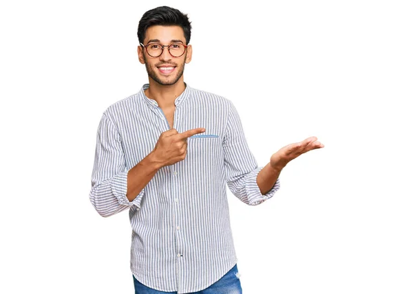 Joven Hombre Guapo Con Ropa Casual Gafas Asombrado Sonriendo Cámara — Foto de Stock