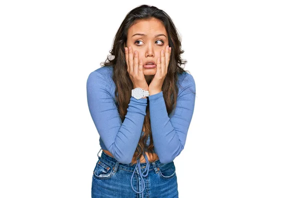 Junge Hispanische Mädchen Lässiger Kleidung Müde Hände Bedecken Gesicht Depression — Stockfoto