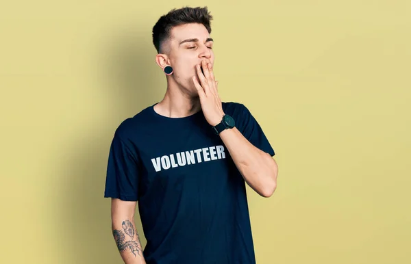 Kulakları Genişlemiş Gönüllü Tişörtü Giyen Beyaz Bir Genç Ağzı Eliyle — Stok fotoğraf