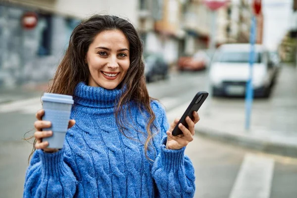 Ung Latinamerikansk Kvinna Använder Smartphone Dricka Kaffe Staden — Stockfoto