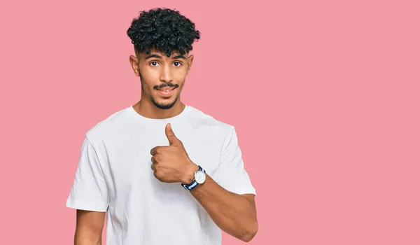 Junger Arabischer Mann Lässigem Weißem Shirt Der Mit Der Hand — Stockfoto