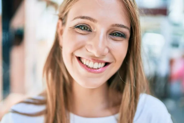 Jonge Kaukasische Vrouw Glimlachend Gelukkig Wandelen Naar Stad — Stockfoto