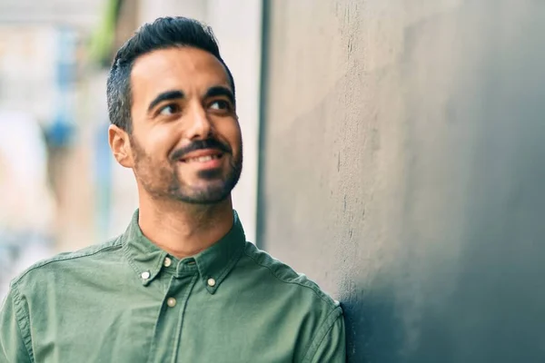 Joven Hispano Sonriendo Feliz Pie Ciudad —  Fotos de Stock