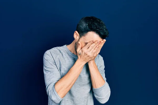 Giovane Uomo Ispanico Indossa Abiti Casual Con Espressione Triste Che — Foto Stock