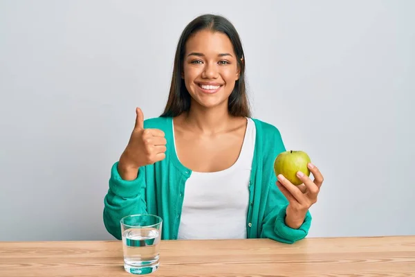 Schöne Hispanische Frau Trinkt Glas Wasser Essen Hitzebehafteten Apfel Lächelt — Stockfoto