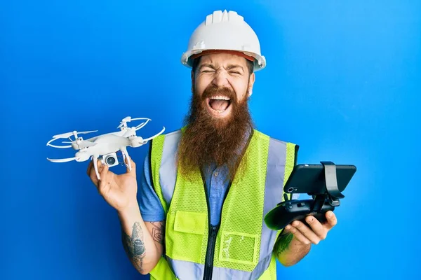 Homem Ruivo Com Barba Longa Usando Segurança Dura Usando Drone — Fotografia de Stock