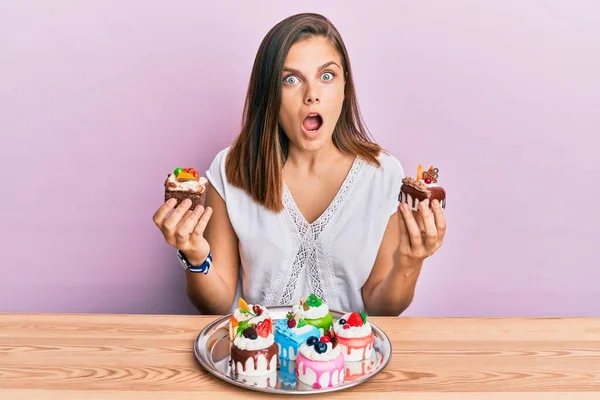 Joven Mujer Caucásica Sosteniendo Rebanadas Pastel Asustada Sorprendida Con Expresión —  Fotos de Stock