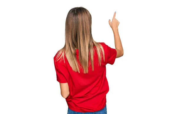 Adolescente Caucasiano Menina Vestindo Casual Shirt Vermelha Posando Para Trás — Fotografia de Stock