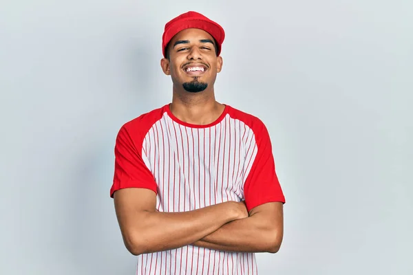野球の制服を着た若いアフリカ系アメリカ人の男が驚きのために口を開けて驚いて 不信の顔 — ストック写真
